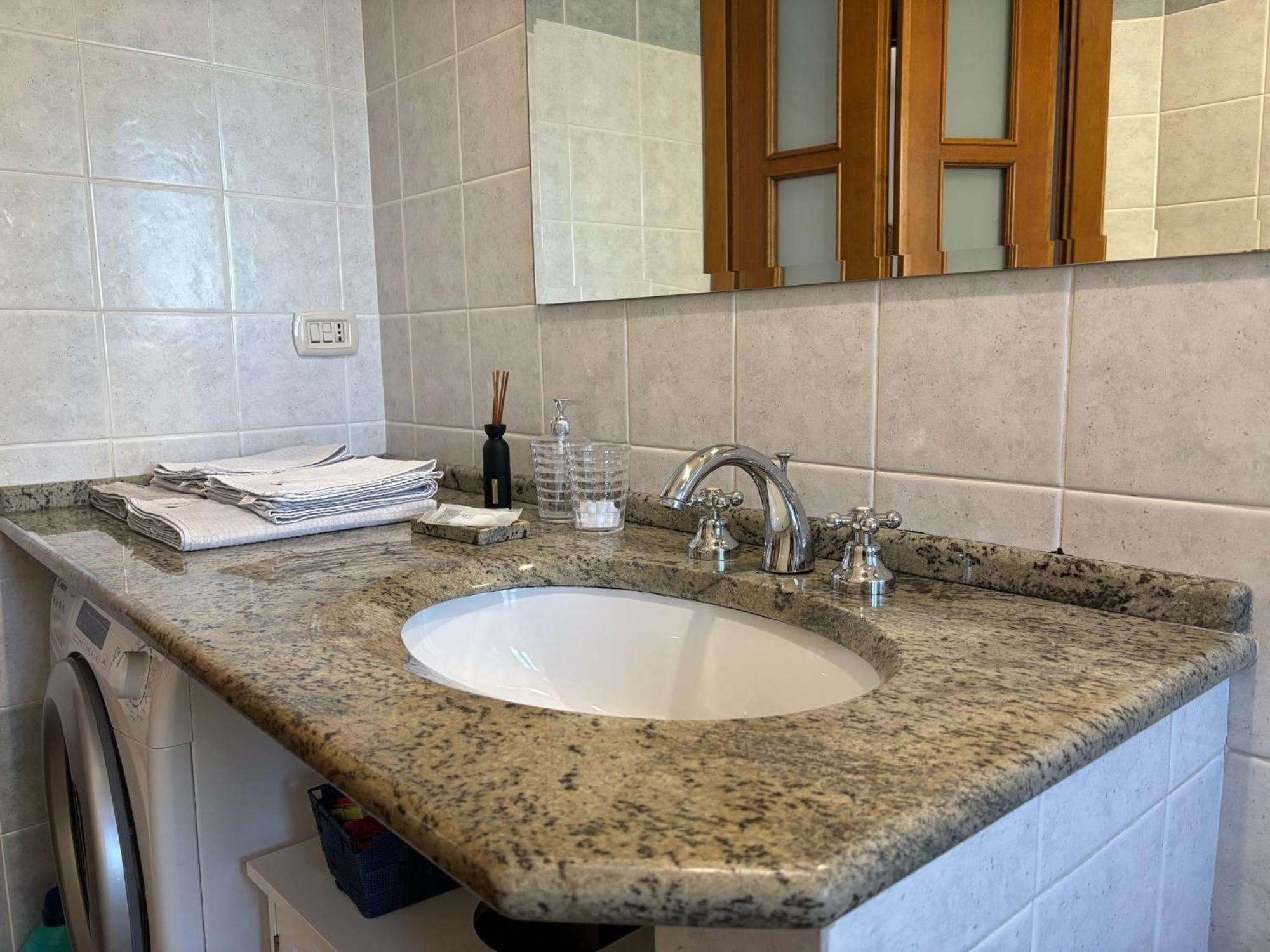 Bright Port View Apartment- Free Parking Cagliari Eksteriør bilde